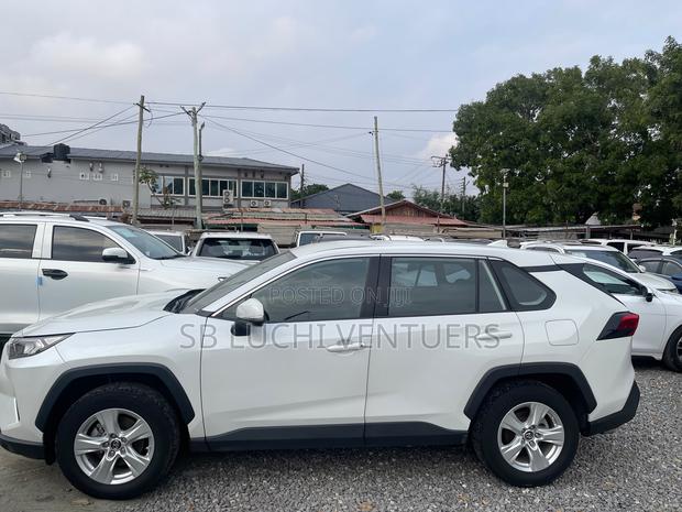 Toyota RAV4 2022 White