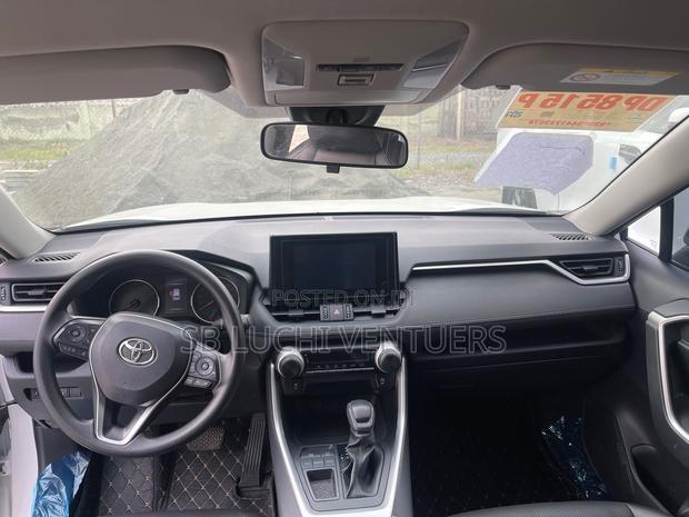 Toyota RAV4 2022 White