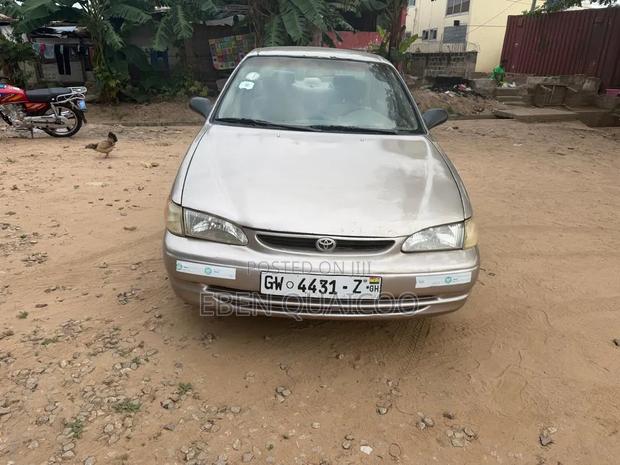 Toyota Corolla 2000 Gold