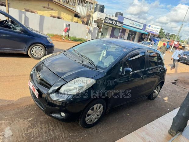Toyota Vitz 2010 Black