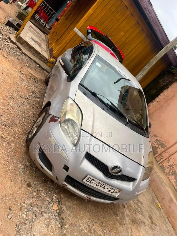 Toyota Vitz 2010 Silver