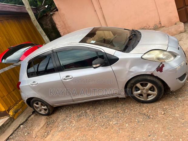Toyota Vitz 2010 Silver