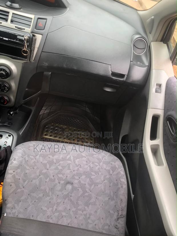 Toyota Vitz 2010 Silver