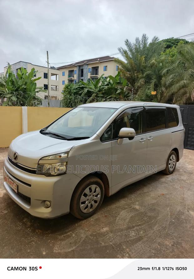Toyota Voxy 2013 Silver