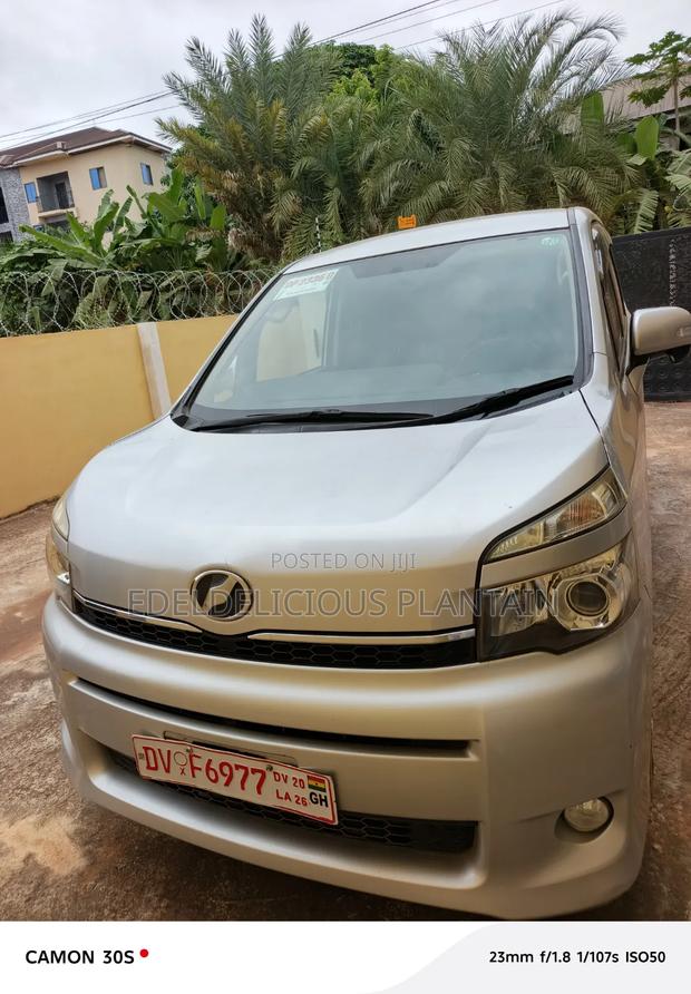 Toyota Voxy 2013 Silver