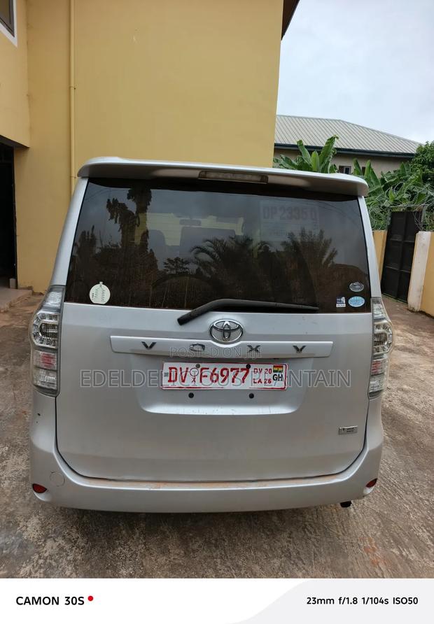 Toyota Voxy 2013 Silver