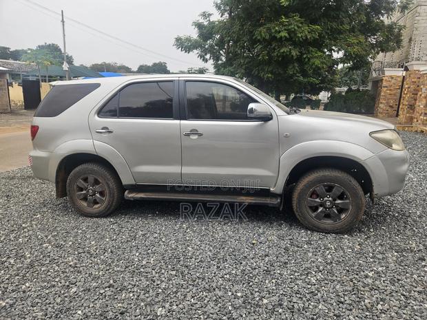 Toyota Fortuner 2010 Gold