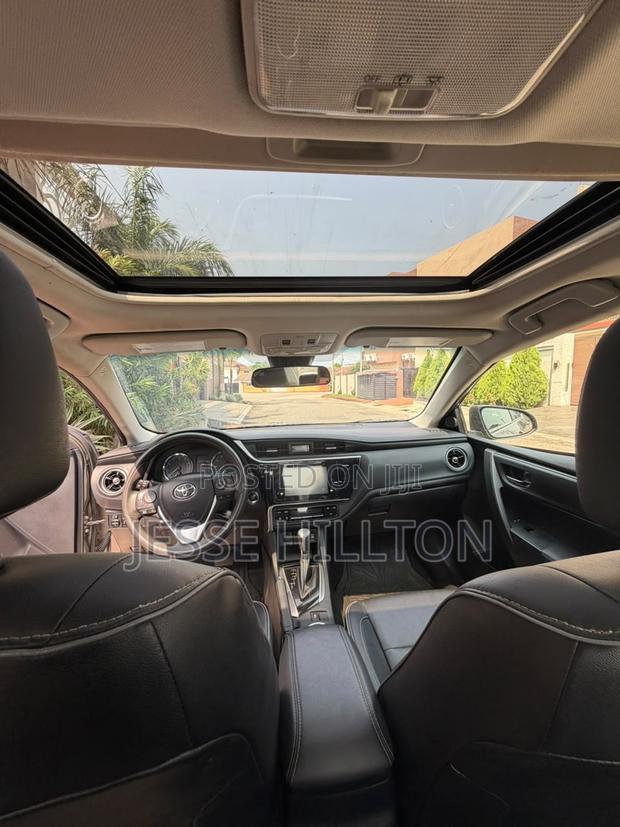 Toyota Corolla XLE 4dr Sedan (1.8L 4cyl CVT) 2017 Gray