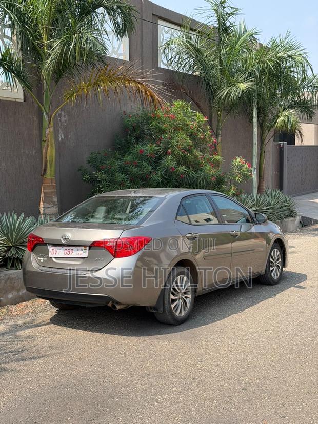 Toyota Corolla XLE 4dr Sedan (1.8L 4cyl CVT) 2017 Gray