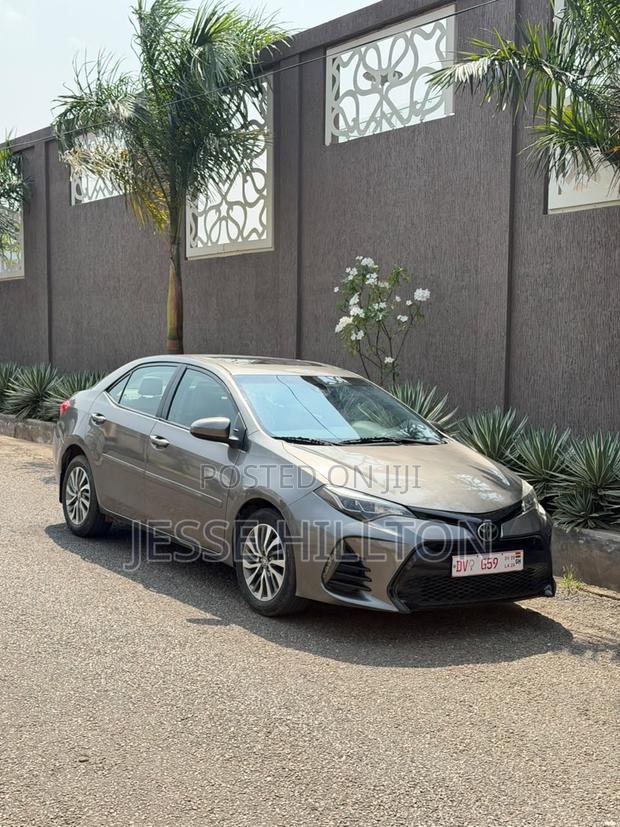 Toyota Corolla XLE 4dr Sedan (1.8L 4cyl CVT) 2017 Gray