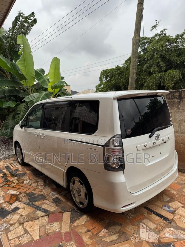 Toyota Voxy 2010 White