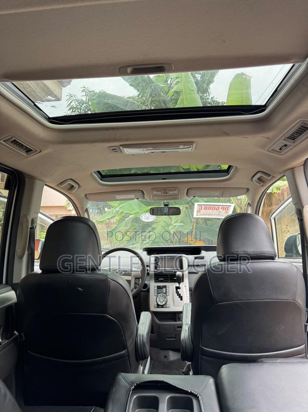 Toyota Voxy 2010 White