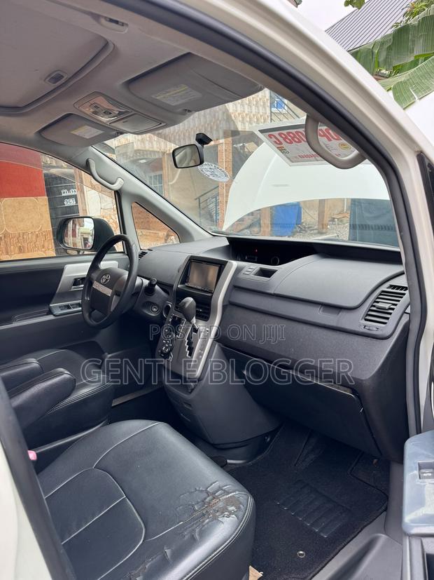 Toyota Voxy 2010 White