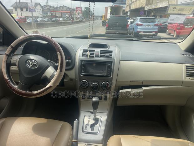 Toyota Corolla LE 4dr Sedan (1.8L 4cyl 4A) 2013 Gold