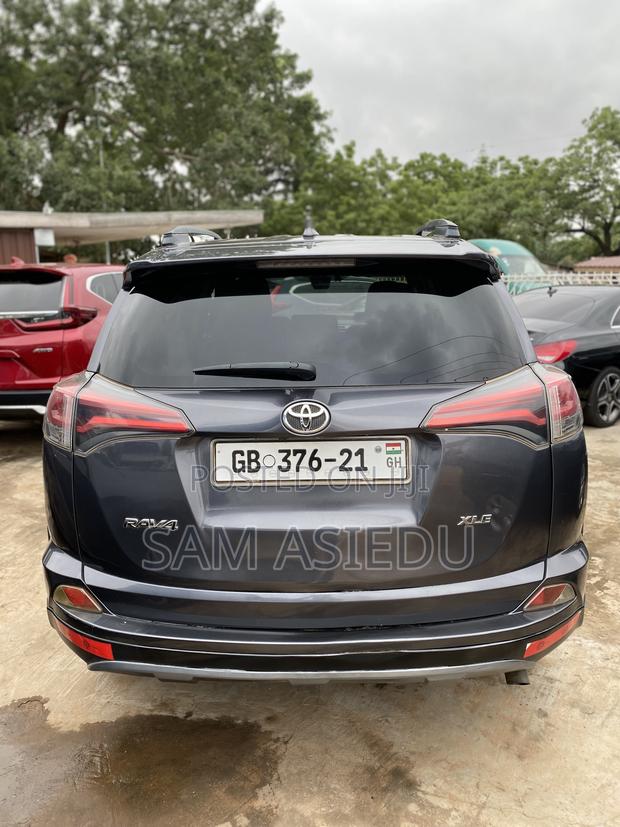 Toyota RAV4 LE 4dr SUV (2.5L 4cyl 6A) 2018 Gray