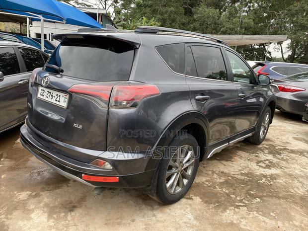 Toyota RAV4 LE 4dr SUV (2.5L 4cyl 6A) 2018 Gray