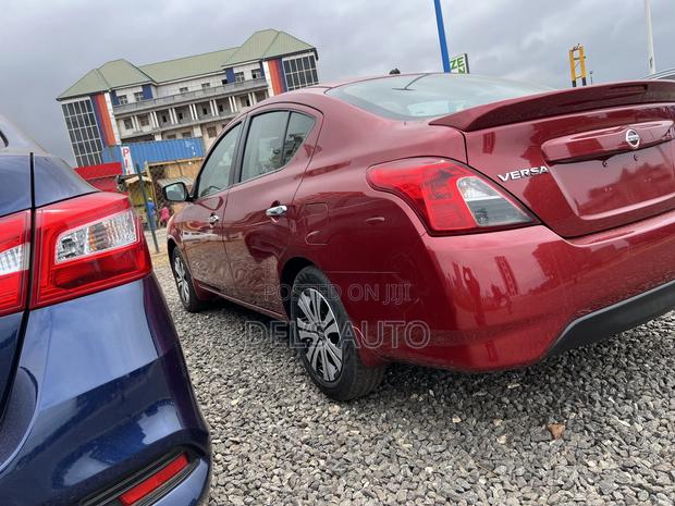 Nissan Versa 1.6 SV 2017 Red