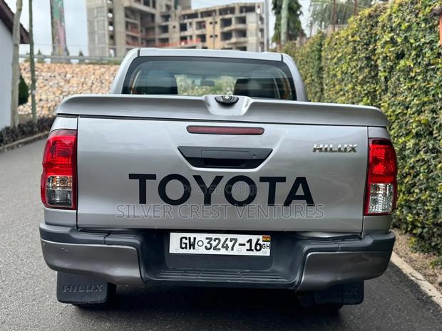 Toyota Hilux 2016 Gray