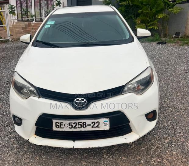 Toyota Corolla LE Premium 4dr Sedan (1.8L 4cyl CVT) 2015 White