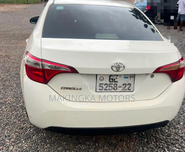 Toyota Corolla LE Premium 4dr Sedan (1.8L 4cyl CVT) 2015 White