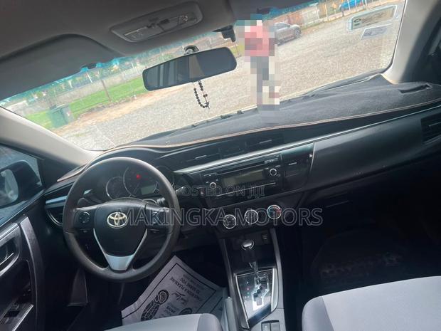 Toyota Corolla LE Premium 4dr Sedan (1.8L 4cyl CVT) 2015 White