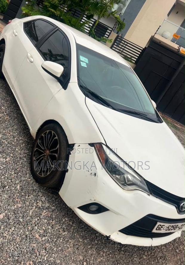 Toyota Corolla LE Premium 4dr Sedan (1.8L 4cyl CVT) 2015 White
