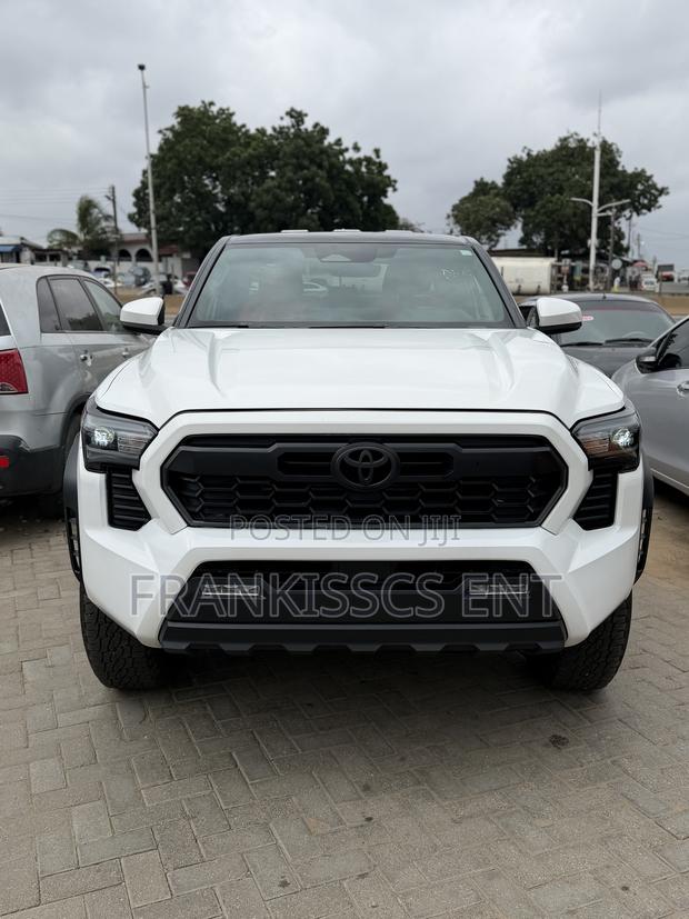 Toyota Tacoma 2024 White