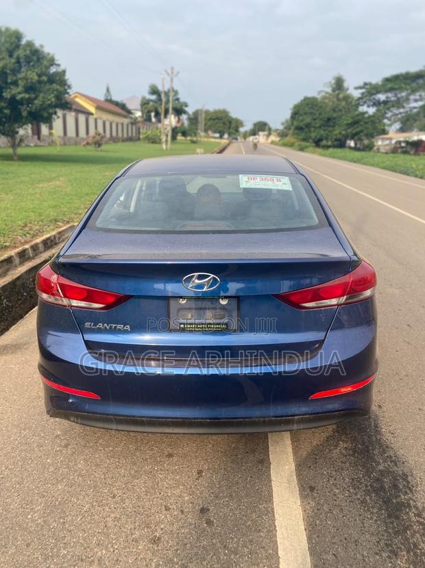 Hyundai Elantra SE Sedan FWD (2.0L 4cyl 6M) 2017 Blue