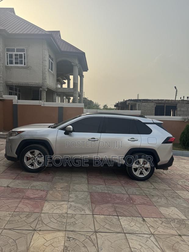 Toyota RAV4 XLE AWD 2019 Silver