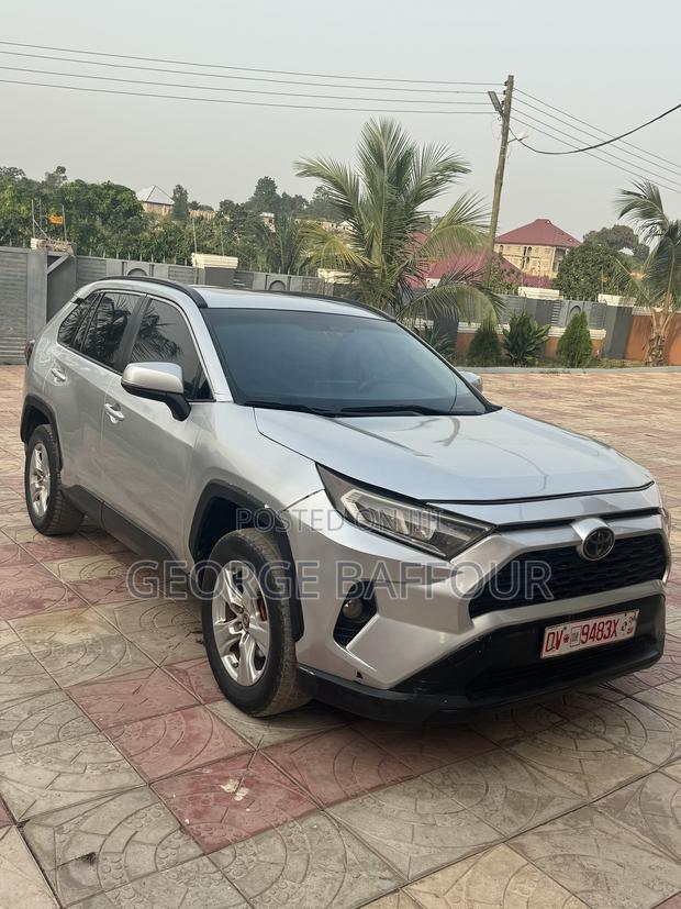 Toyota RAV4 XLE AWD 2019 Silver