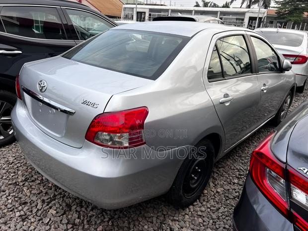 Toyota Yaris Base Sedan 4dr 2011 Silver