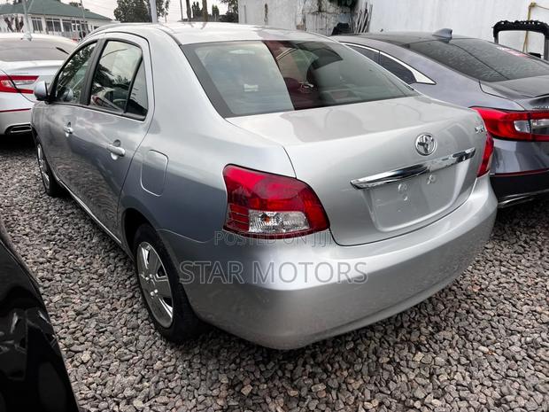 Toyota Yaris Base Sedan 4dr 2011 Silver