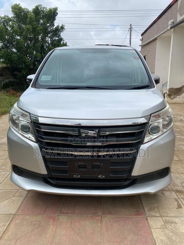 Toyota Voxy 2015 Silver