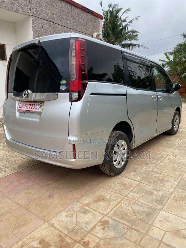 Toyota Voxy 2015 Silver