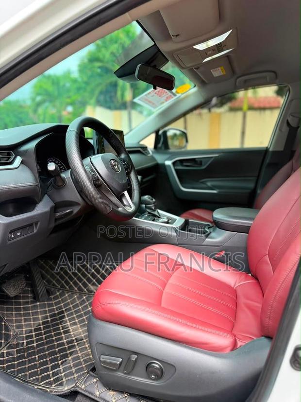Toyota RAV4 XLE 2021 White