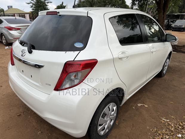 Toyota Vitz 1.3 AWD 5dr 2012 Pearl