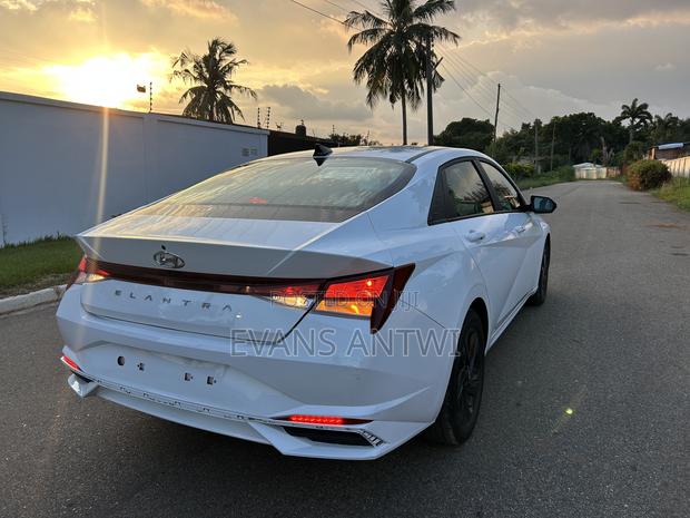 Hyundai Elantra Limited 2022 White