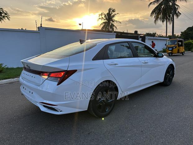 Hyundai Elantra Limited 2022 White