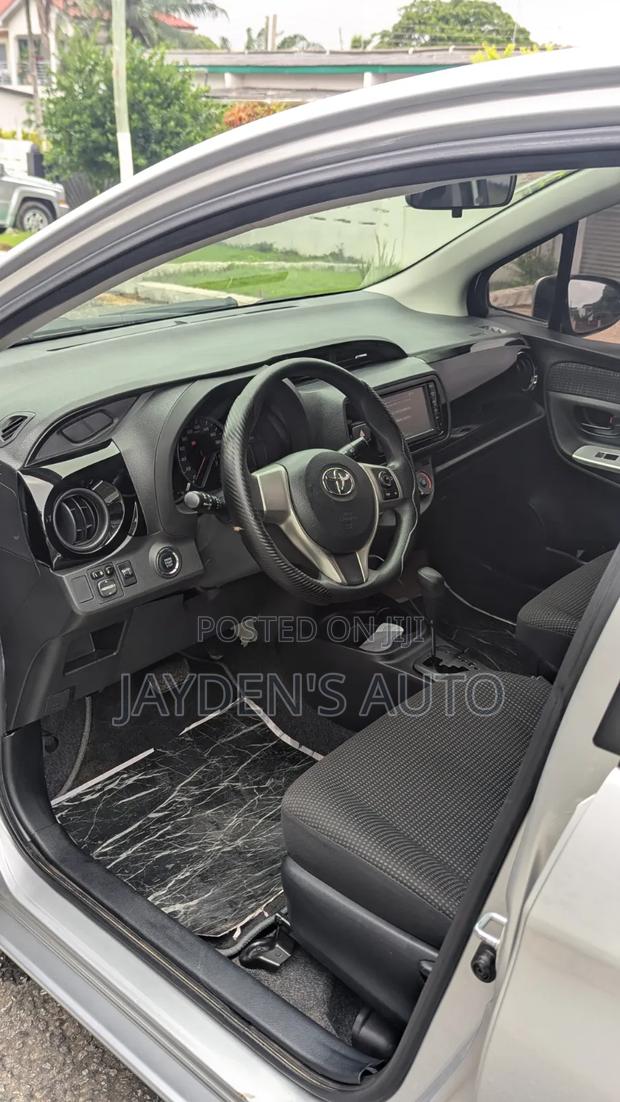 Toyota Vitz 2014 Silver
