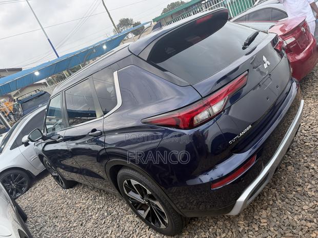 Mitsubishi Outlander SE Launch Edition 2022 Blue