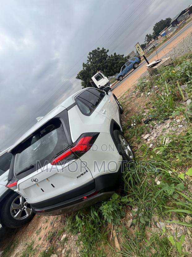 Toyota RAV4 LE FWD 2023 White