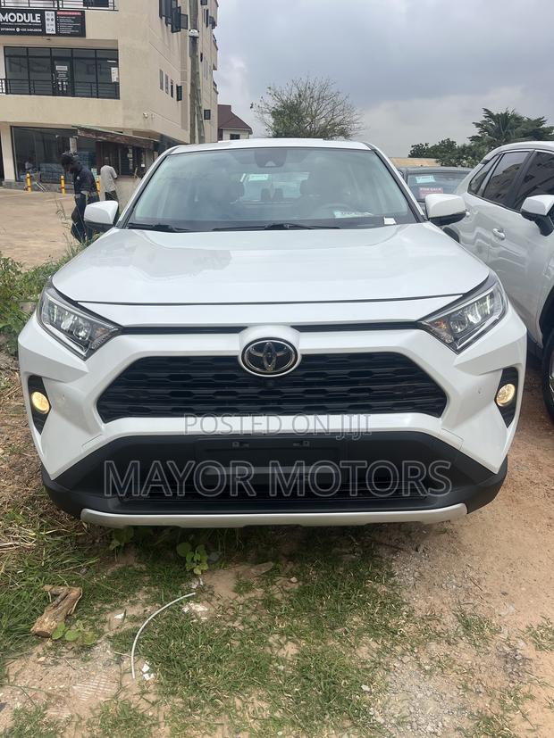 Toyota RAV4 LE FWD 2023 White