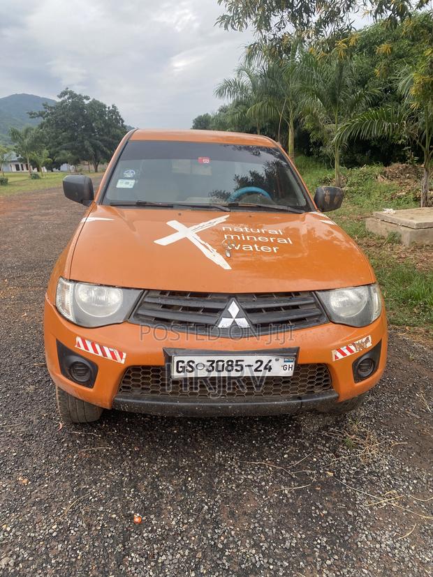 Mitsubishi L200 2010 Orange