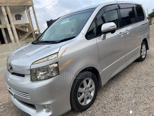 Toyota Voxy 2010 Silver