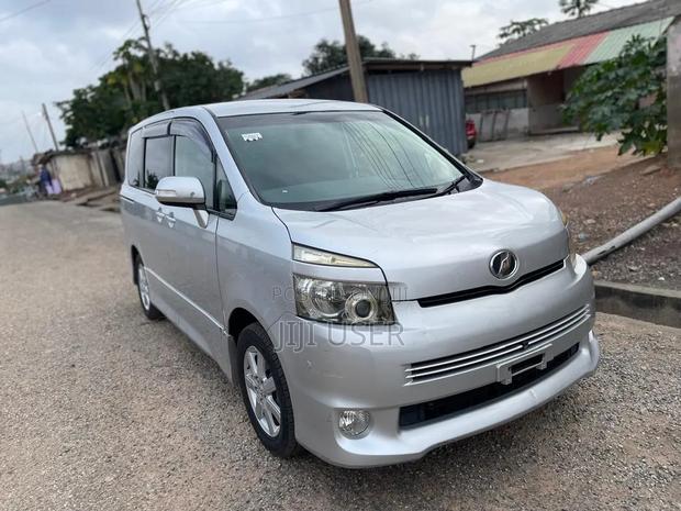 Toyota Voxy 2010 Silver