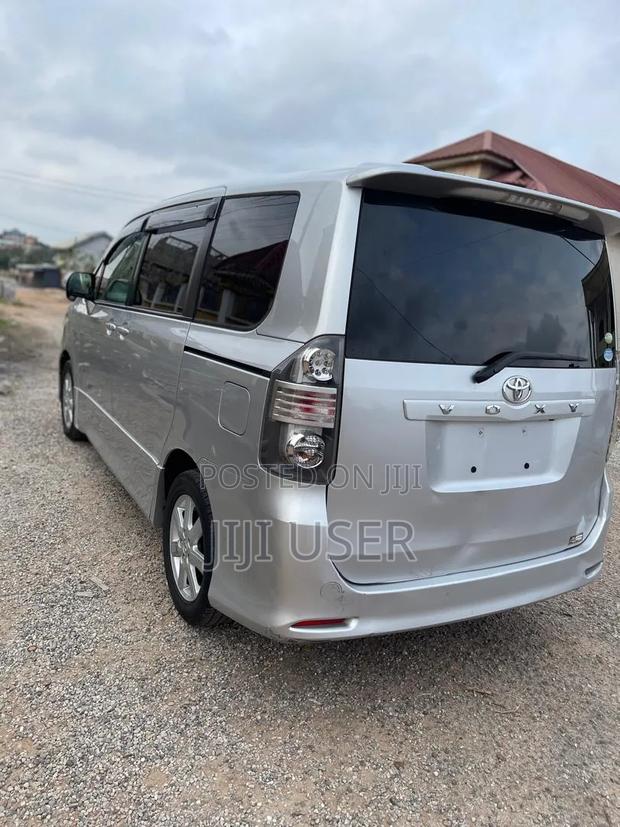 Toyota Voxy 2010 Silver