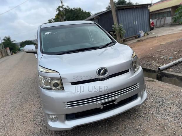 Toyota Voxy 2010 Silver