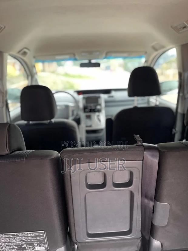 Toyota Voxy 2010 Silver