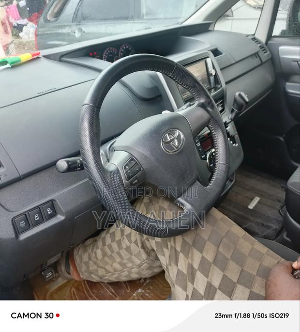 Toyota Voxy 2013 Pink