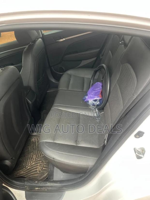 Hyundai Elantra 2019 White